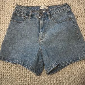 Abercrombie Dad Short High Rise Curvy Love 29/8. Light/Medium wash.